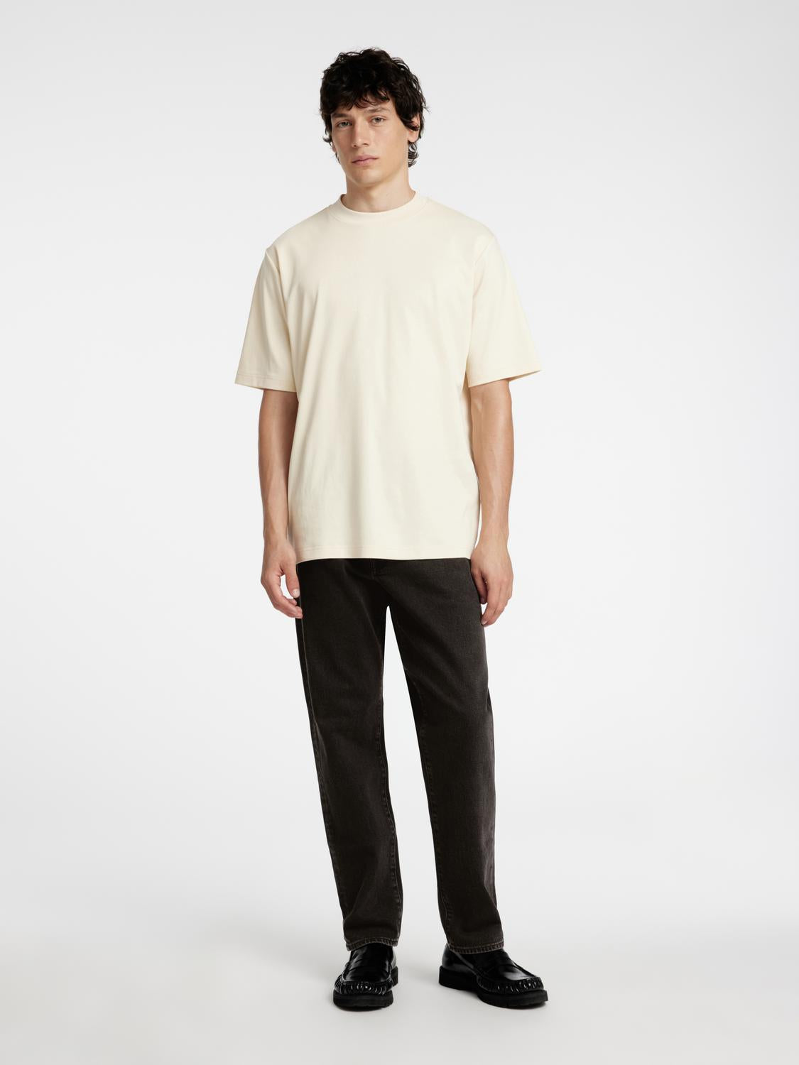 model_shot-front_full